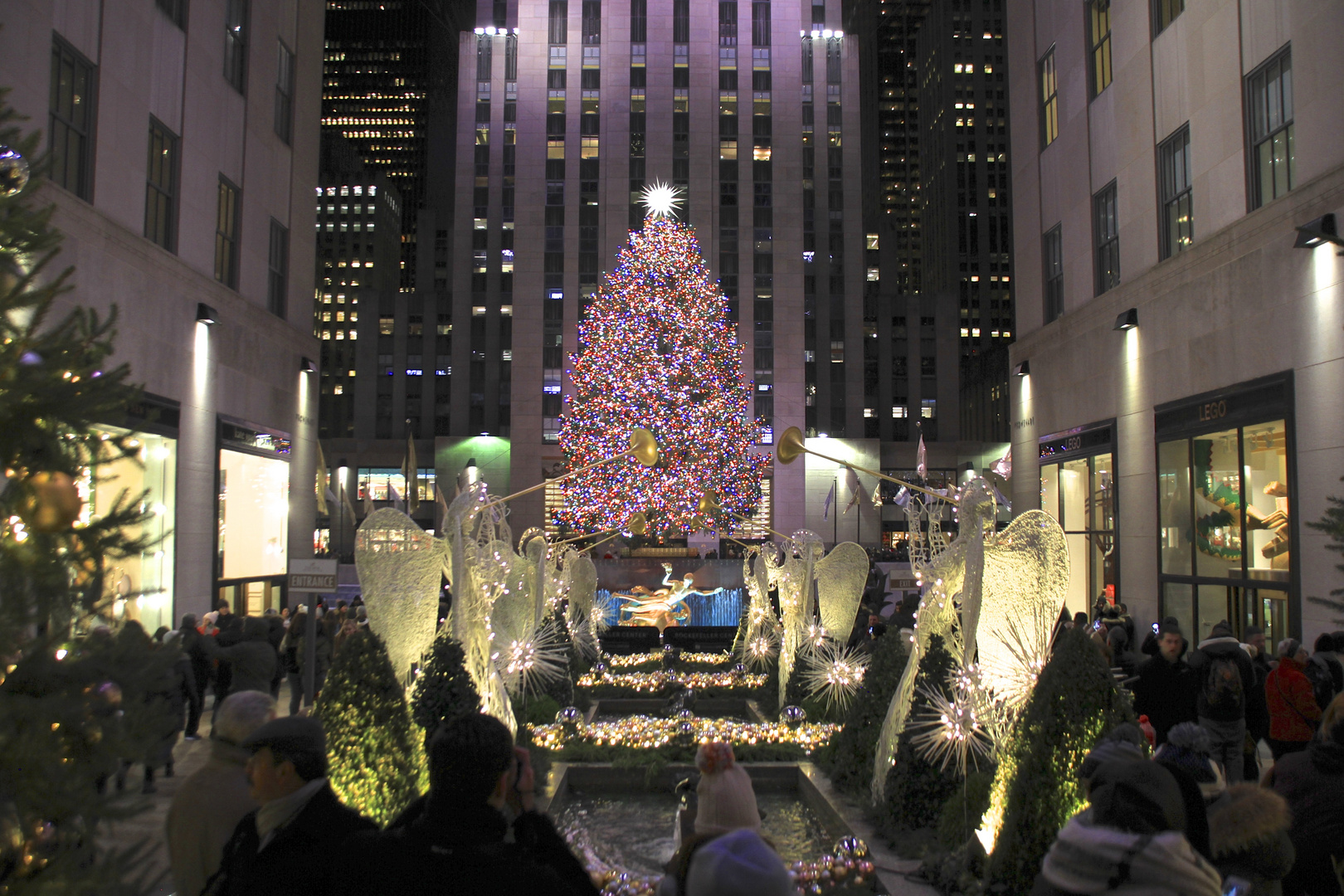 Weihnachtsbaum mit trompetenden Engeln am Rockefeller Center