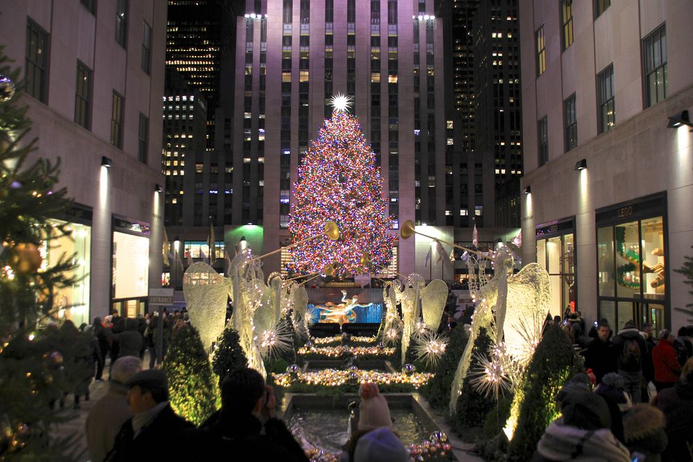 Weihnachtsbaum mit trompetenden Engeln am Rockefeller Center