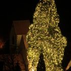 Weihnachtsbaum (professionelle Ausführung) überragt Kirchturm