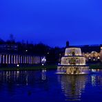 Weihnachtsbaum und Brunnen vor dem Wiesbadener Kurhaus