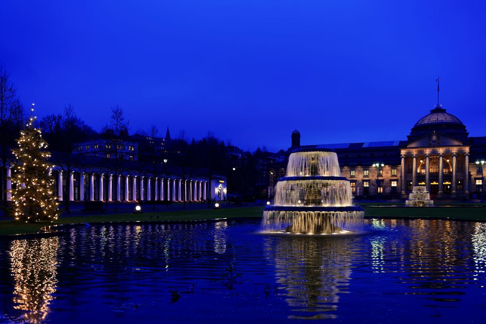 Weihnachtsbaum und Brunnen vor dem Wiesbadener Kurhaus Foto & Bild
