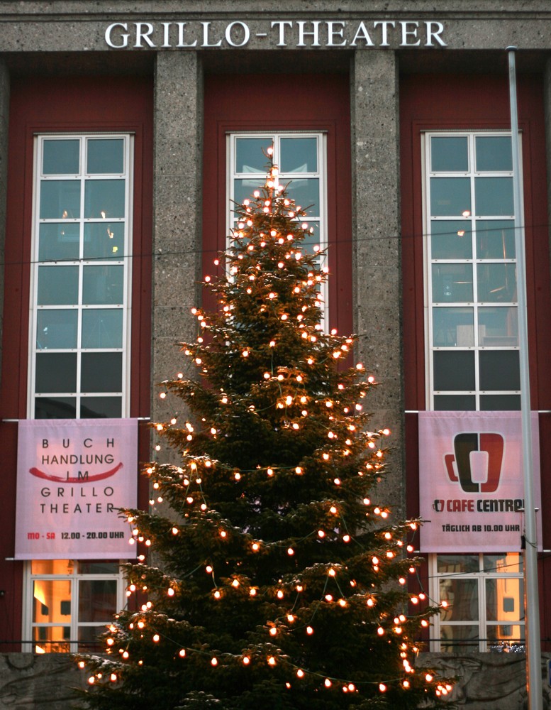 weihnachtsbaum vor dem grillo-theater