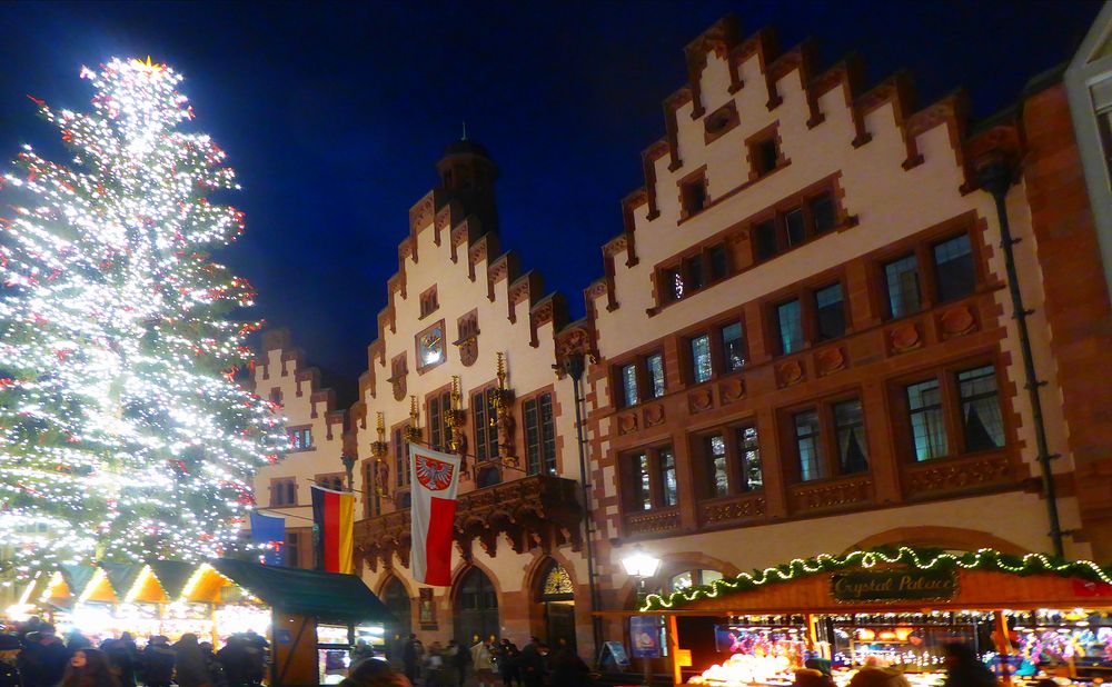 Weihnachtsbaum vor Frankfurter Römer beim Weinachtsmarkt 2021