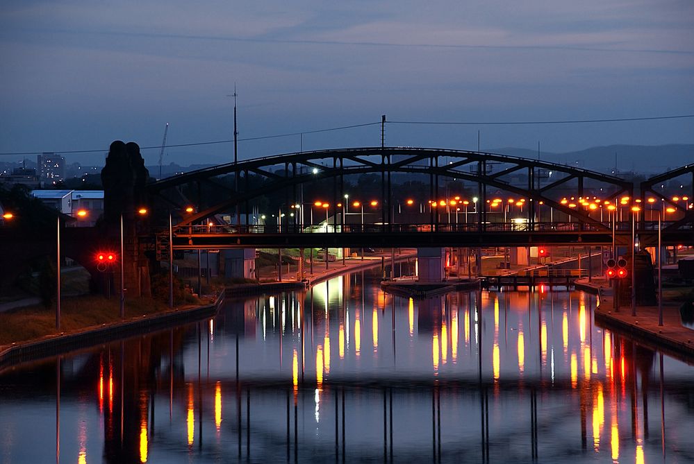 Weihnachtsbeleuchtung an der Schleuse Gustavsburg Kostheim