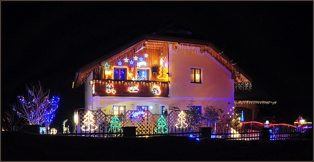 Weihnachtsbeleuchtung an einem Wohnhaus in einem Nachbarort !