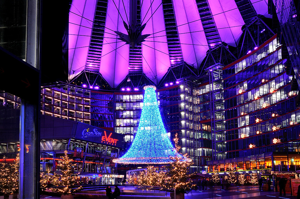 Weihnachtsbeleuchtung im Sony Center, es ist ein Gebäudeensemble am Potsdamer Platz ...