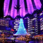 Weihnachtsbeleuchtung im Sony Center, es ist ein Gebäudeensemble am Potsdamer Platz ...