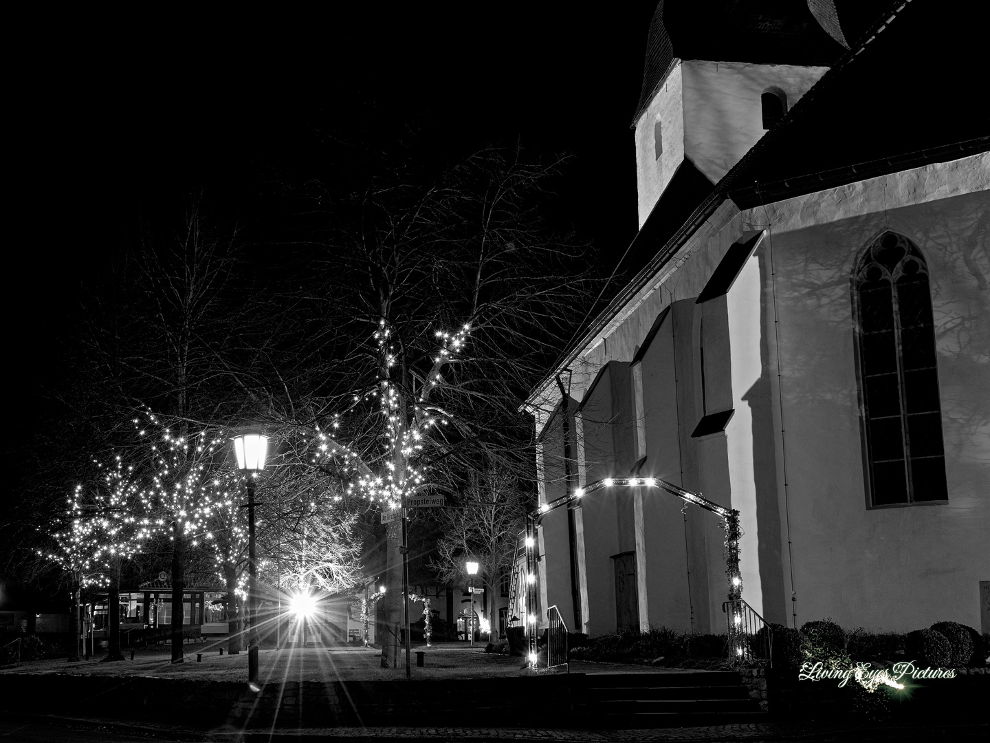 Weihnachtsbeleuchtung in Schwarzweiß (Kirche Levern)