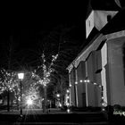 Weihnachtsbeleuchtung in Schwarzweiß (Kirche Levern)