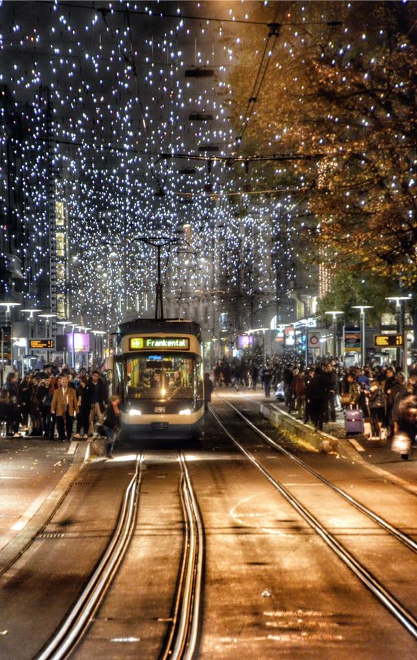 Weihnachtsbeleuchtung " Lucy " in der Bahnhofstrasse von Zürich