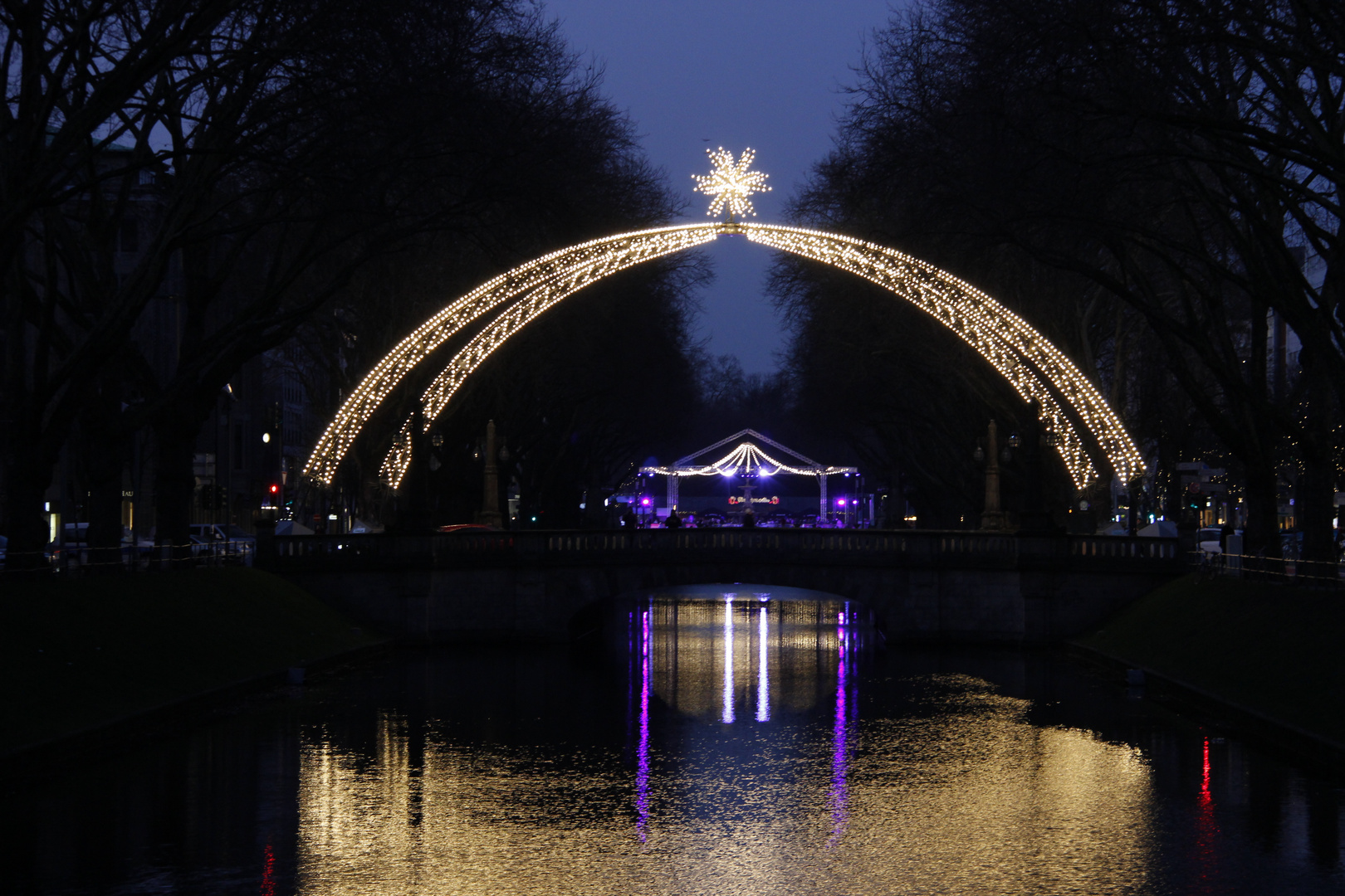 Weihnachtsbeleuchtung über der Düssel auf der Kö