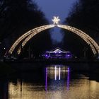 Weihnachtsbeleuchtung über der Düssel auf der Kö