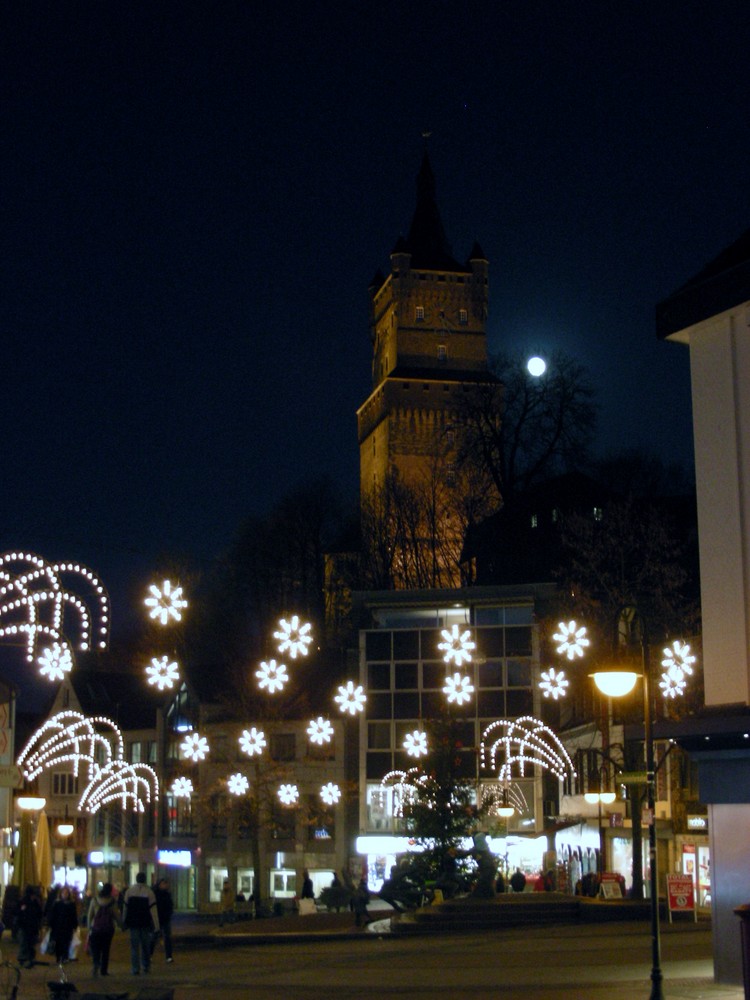 Weihnachtsbeleuchtung unter der Burg