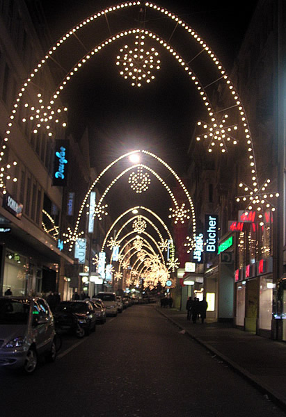 Weihnachtsbeleuchtung von Basel bei Nacht