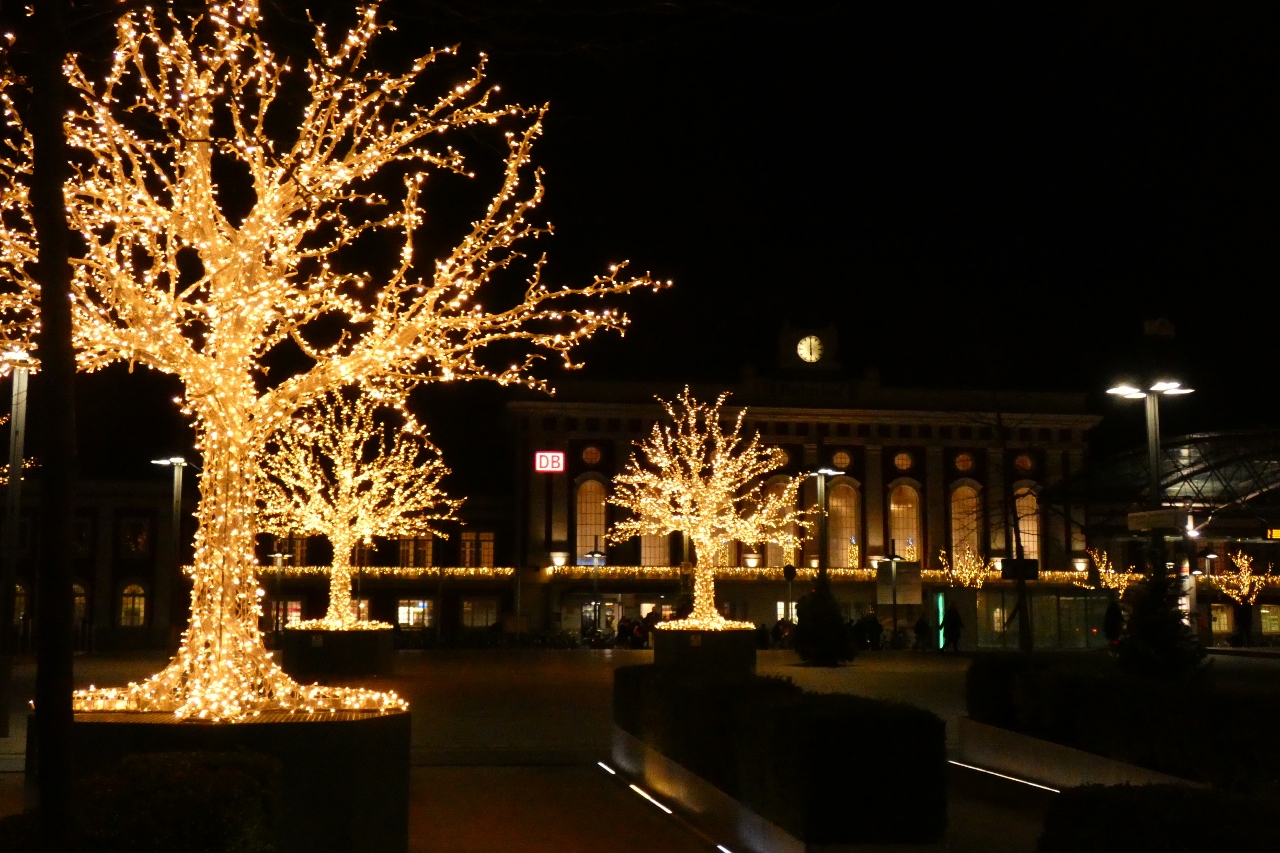 Weihnachtsbeleuchtung vor dem Hauptbahnhof in Hamm/Westfalen