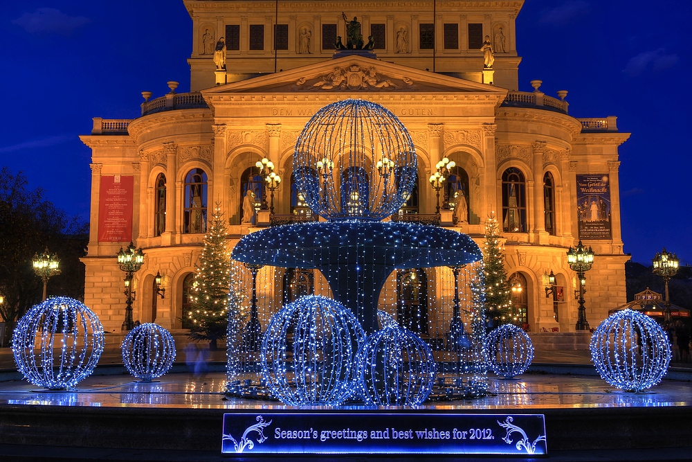 Weihnachtsbeleuchtung vor der Alten Oper in Frankfurt