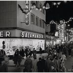 Weihnachtseinkauf auf der Kölner Hohe Straße, l