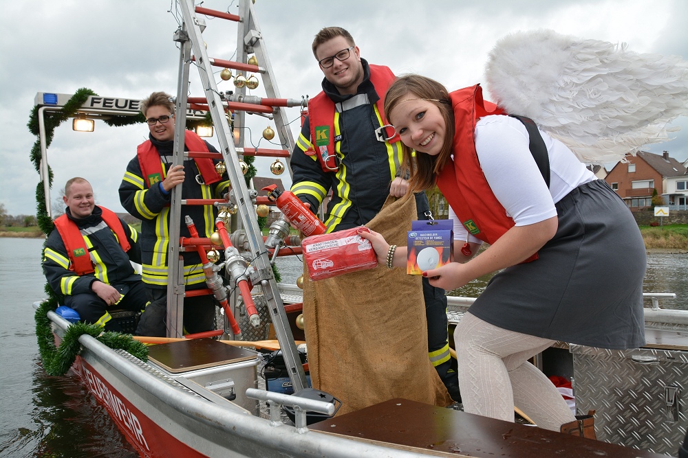 Weihnachtsengel Alex auf dem Weg mit der Feuerwehr durch den Kreis Höxter auf der Weser