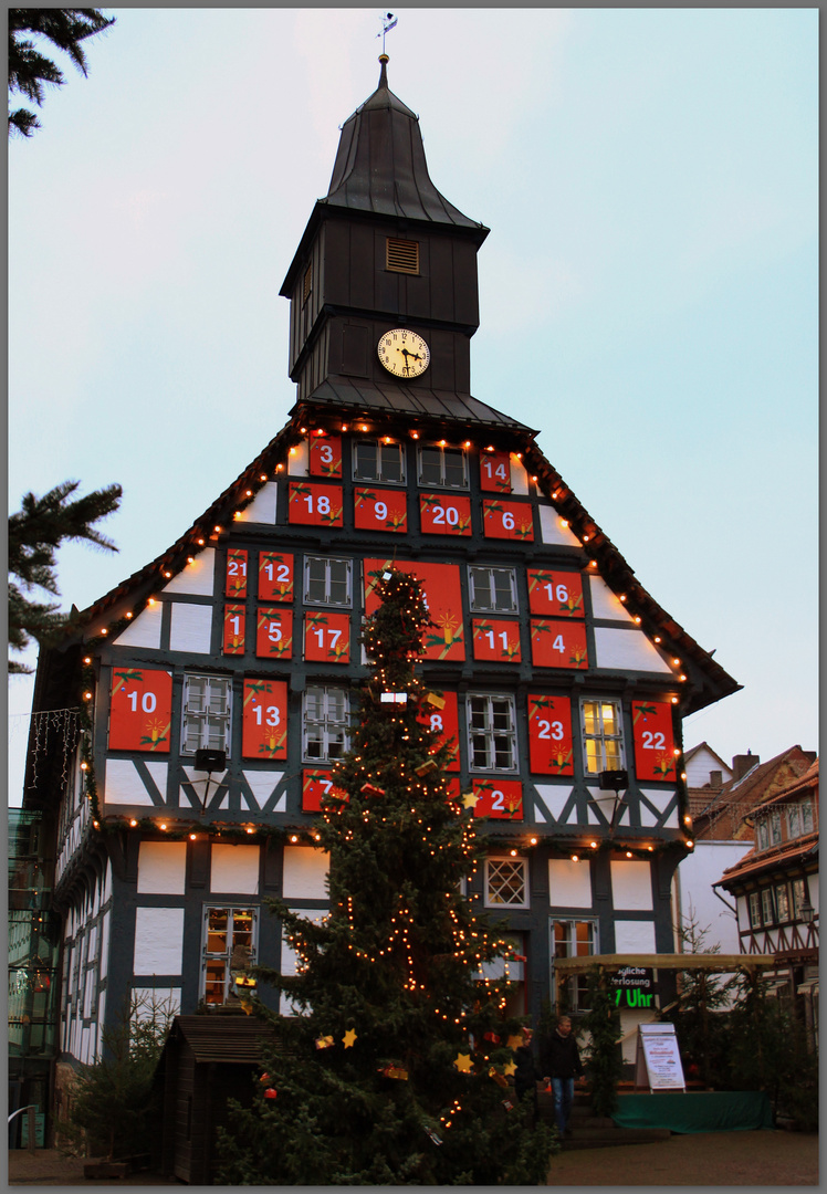 -Weihnachtskalender am alten Uslarer Rathaus-