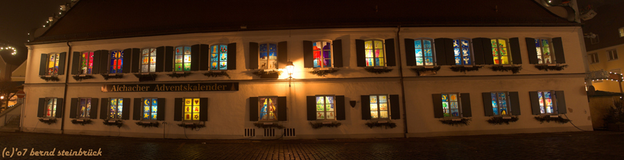 Weihnachtskalender am Rathaus in Aichach (Bayern)