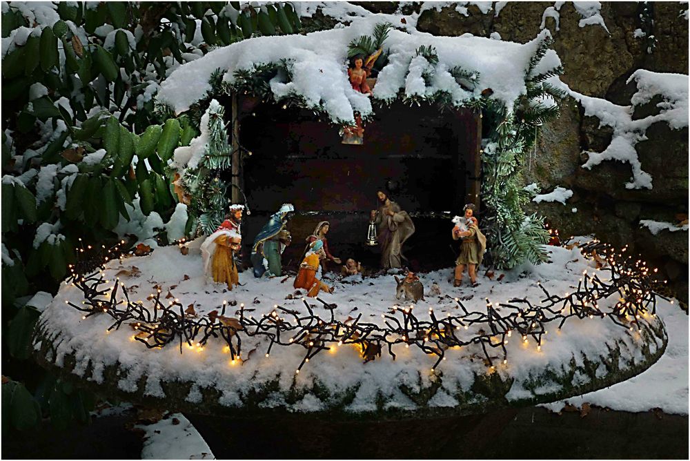 Weihnachtskrippe auf Brunnensäule im Schnee Foto & Bild  motive Bilder 