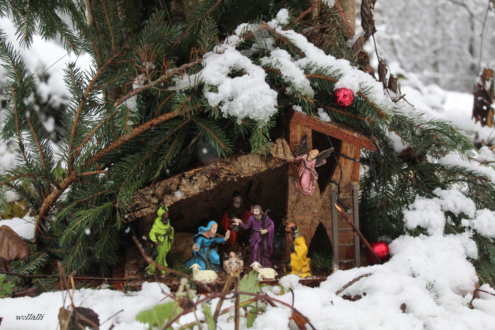 Weihnachtskrippe mit dem ersten Schnee in Illerberg 