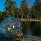 Weihnachtskugel am See