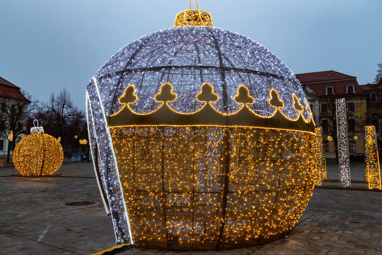 Weihnachtskugel auf dem Domplatz am Morgen