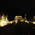 Weihnachtslichter unter Schnee