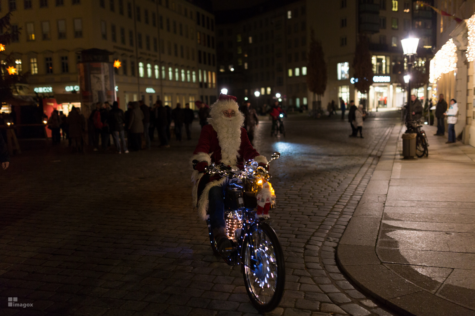 Weihnachtsmann auf dem Motorrad