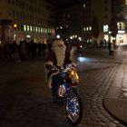 Weihnachtsmann auf dem Motorrad