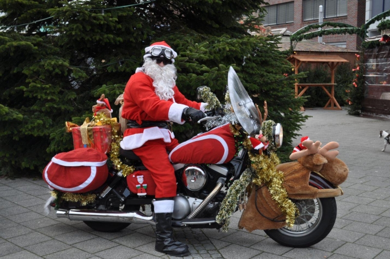 Weihnachtsmann auf Motorrad in Wilhelmshaven Foto & Bild karten und