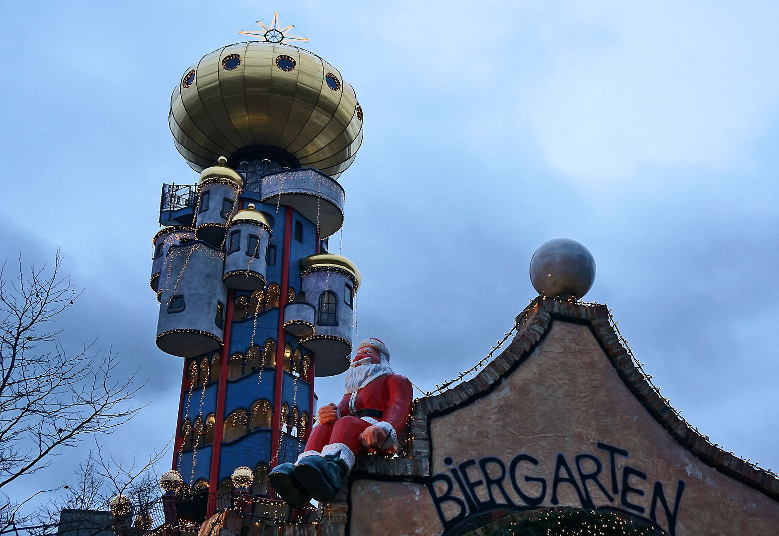 Weihnachtsmann im Biergarten