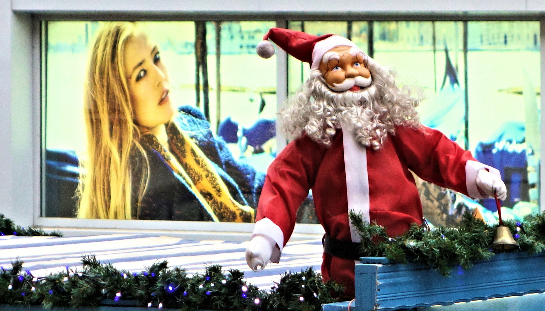 weihnachtsmann mit bimmel in der münchner innenstadt