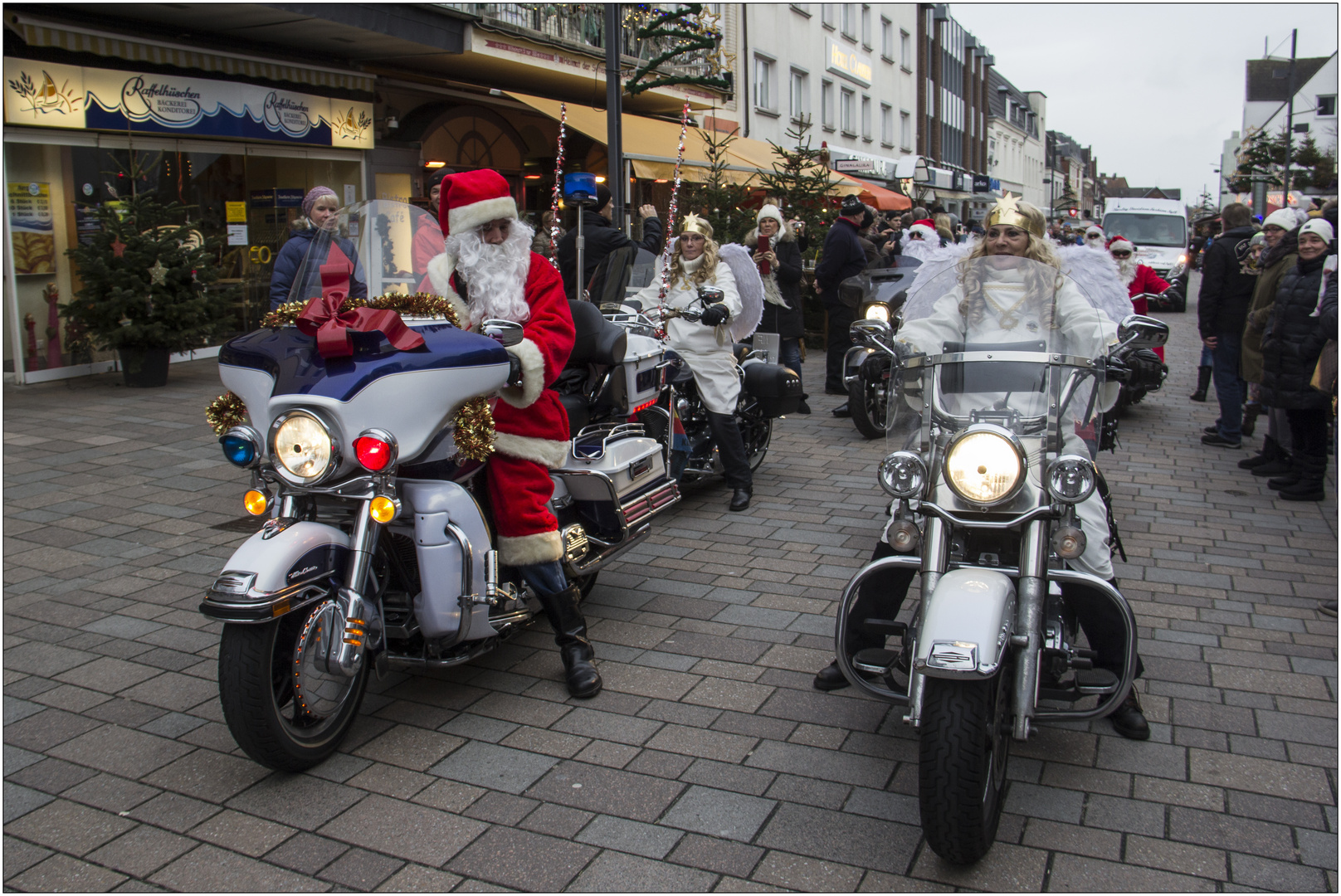 Weihnachtsmann mit Gefolge in Westerland (Sylt) ...