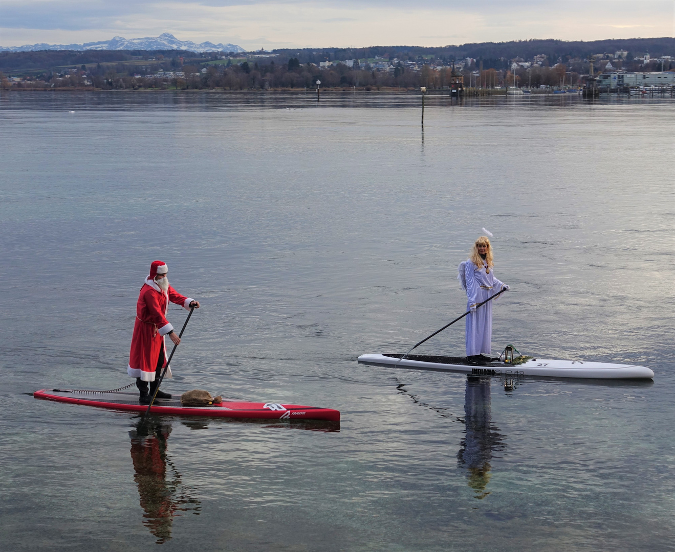 Weihnachtsmann und Engel auf dem Bodensee