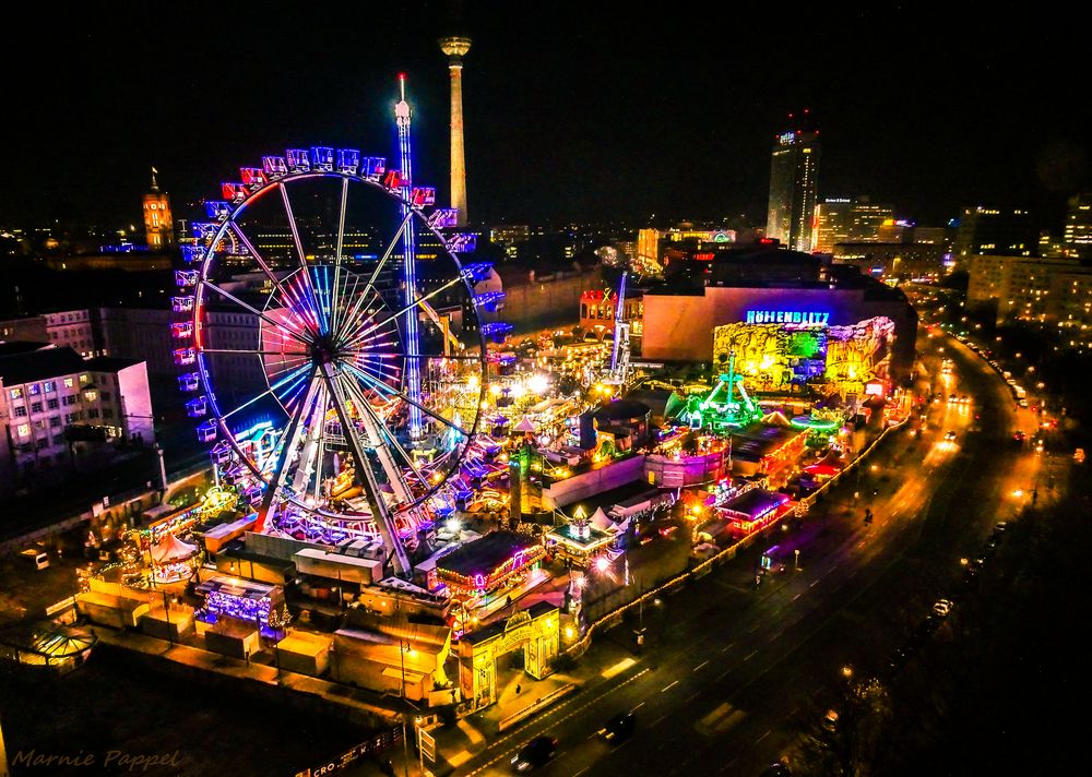 öffnungszeiten Weihnachtsmarkt Berlin Alexanderplatz 2025 Timmy Kirstin
