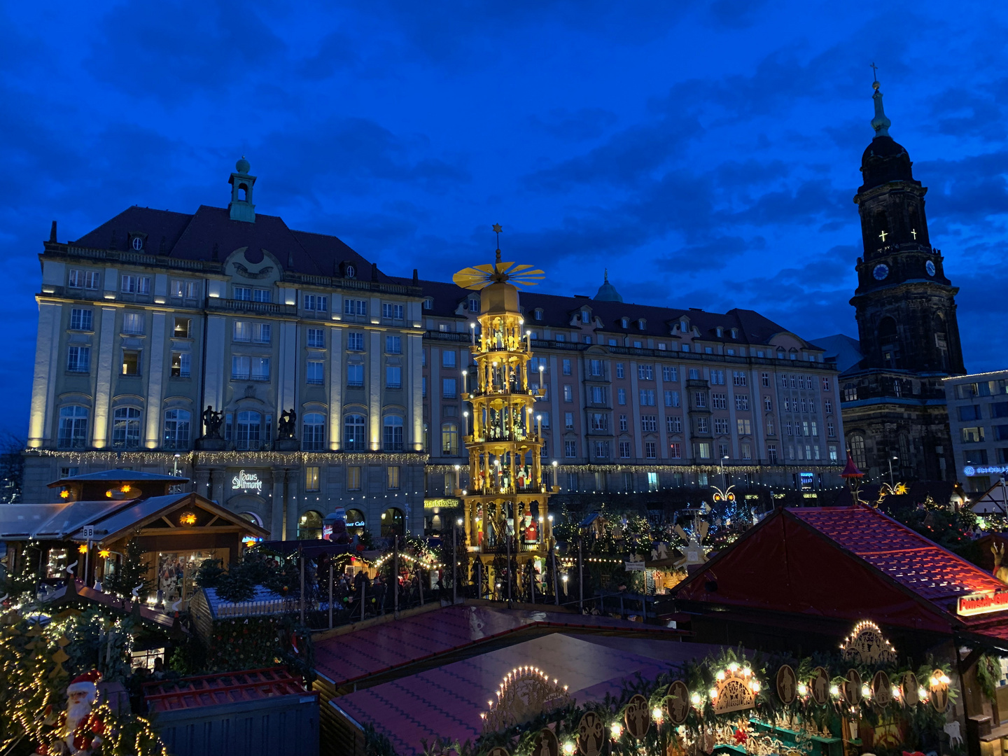 Weihnachtsmarkt am Altmarkt in Dresden, der Striezelmarkt