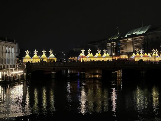 Weihnachtsmarkt am Jungfernstieg in Hamburg Dezember 2024