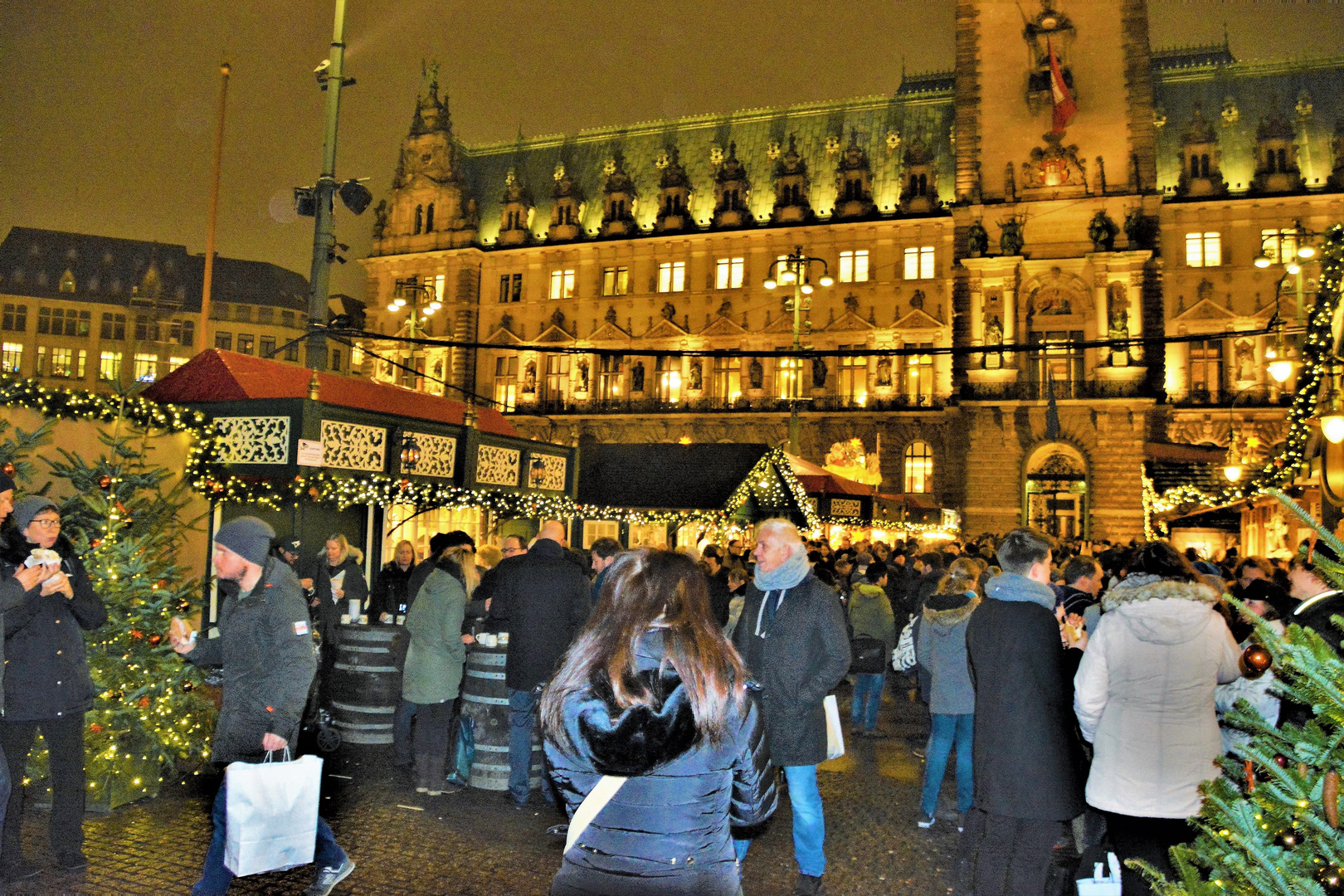 WEIHNACHTSMARKT am RATHAUS