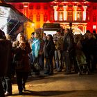 Weihnachtsmarkt am Schloss 2013, Hungrige vorm Schloss im farbigen Glanz