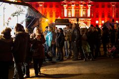 Weihnachtsmarkt am Schloss 2013, Hungrige vorm Schloss im farbigen Glanz