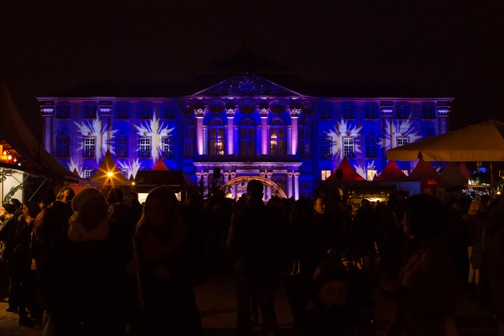 Weihnachtsmarkt am Schloss 2013, Schloss im farbigen Glanz .