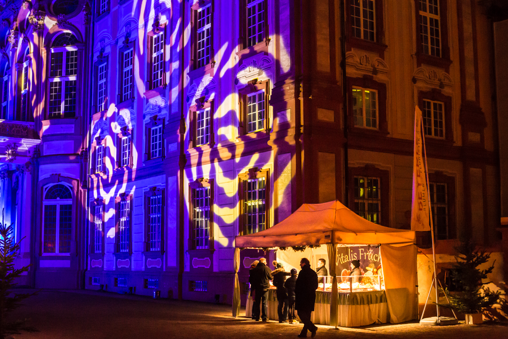 Weihnachtsmarkt am Schloss 2013, Schloss im farbigen Glanz .