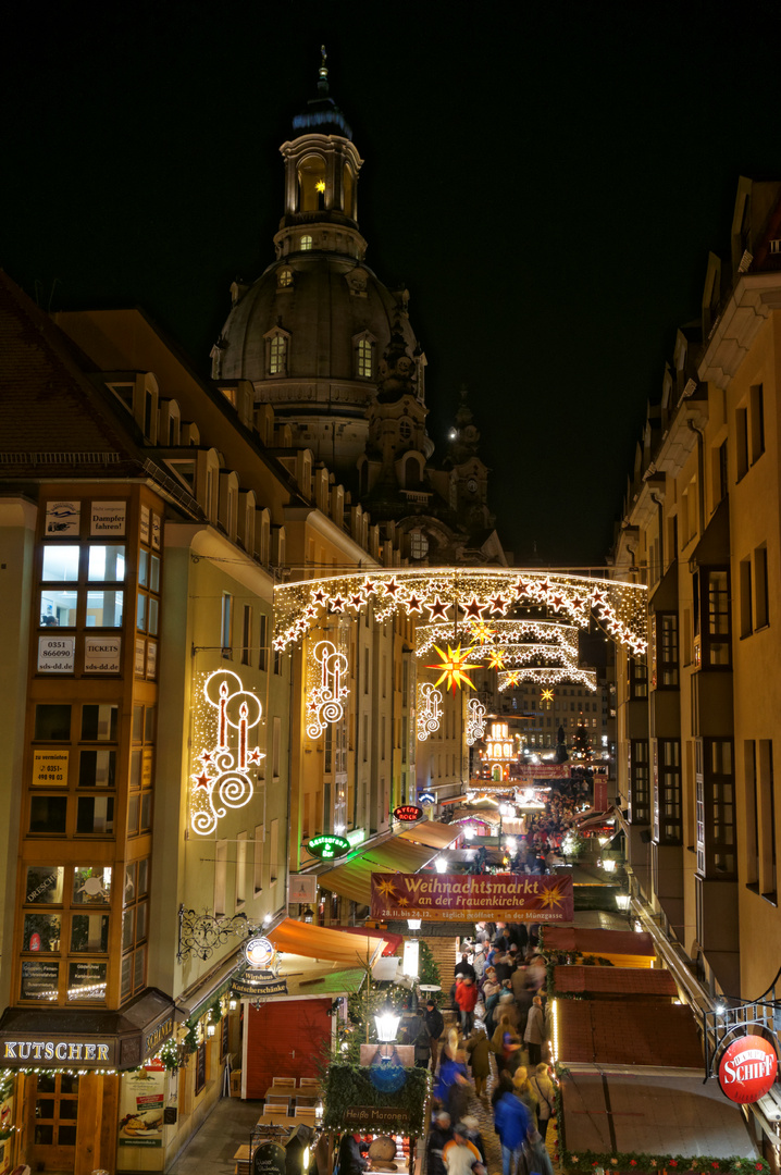 Weihnachtsmarkt an der Frauenkirche in Dresden