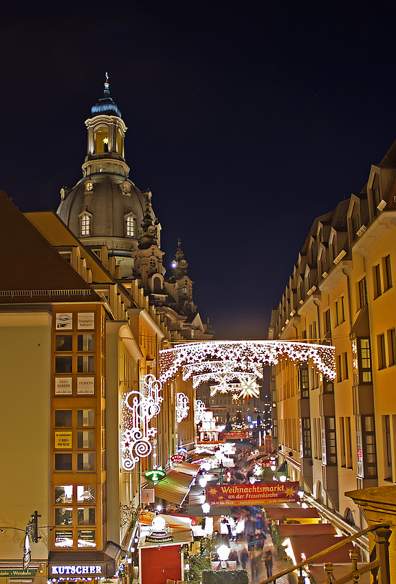 Weihnachtsmarkt an der Frauenkirche in Dresden