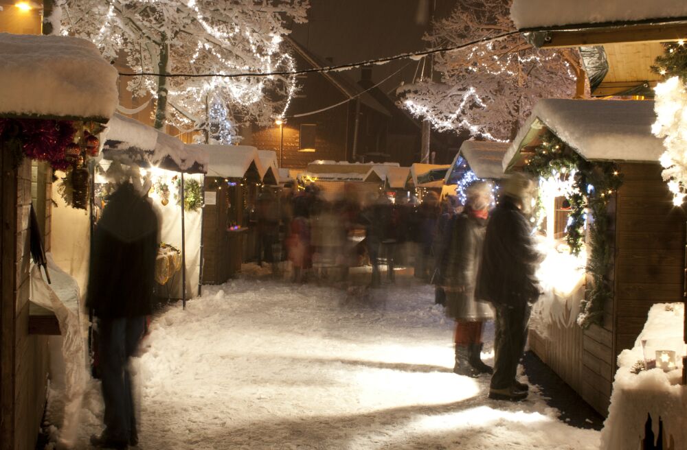 Weihnachtsmarkt bei Nacht