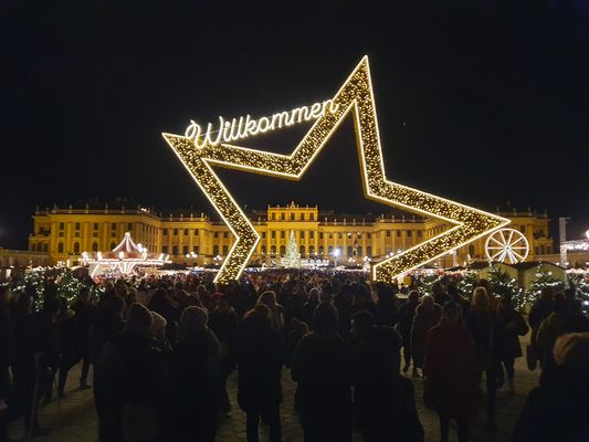 Weihnachtsmarkt beim Schloss Schönbrunn in Wien
