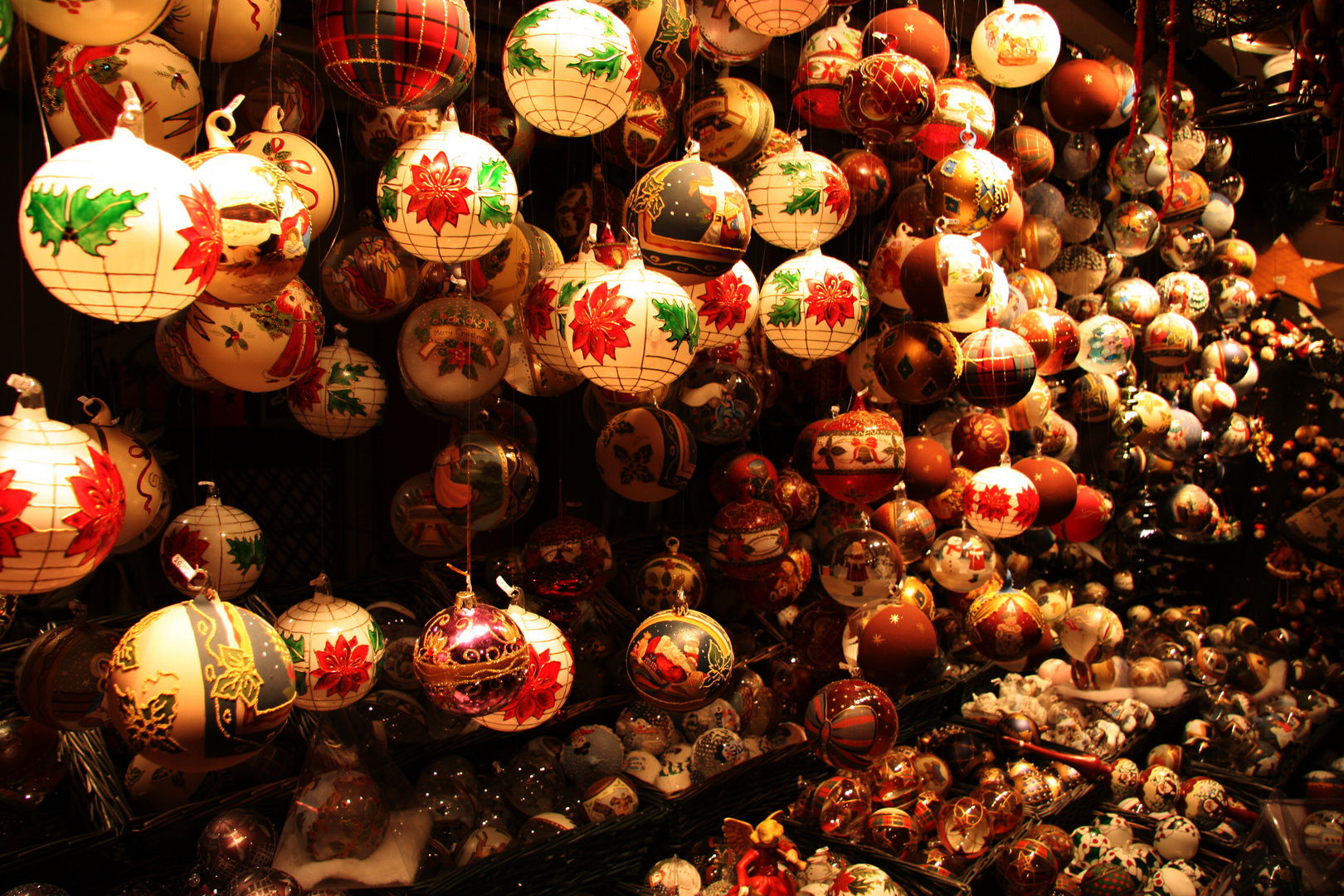 Weihnachtsmarkt - Christbaumschmuck in großen Mengen