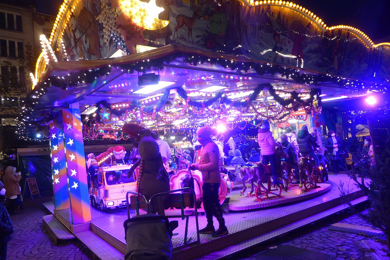 Weihnachtsmarkt Ffm. mit Karussell in blau-violett